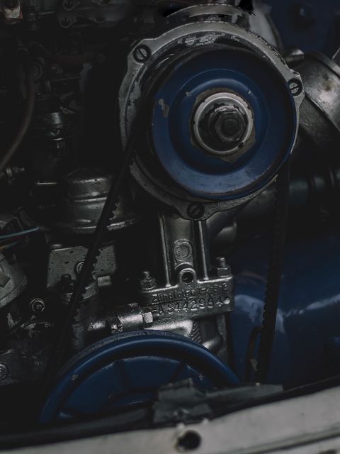 Remenica i dijelovi motora u tamnoj radionici