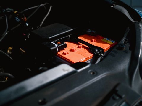Akumulator u motornom prostoru auta