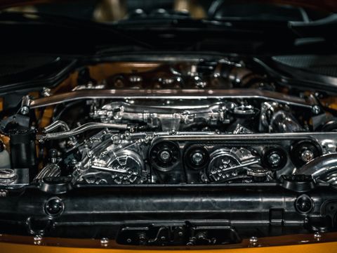 Motor sportskog auta s hromiranim dijelovima