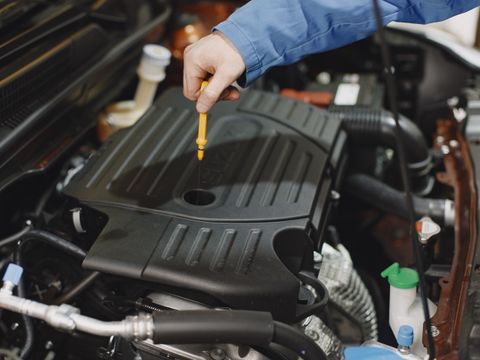 Provjera nivoa ulja šipkom u motoru